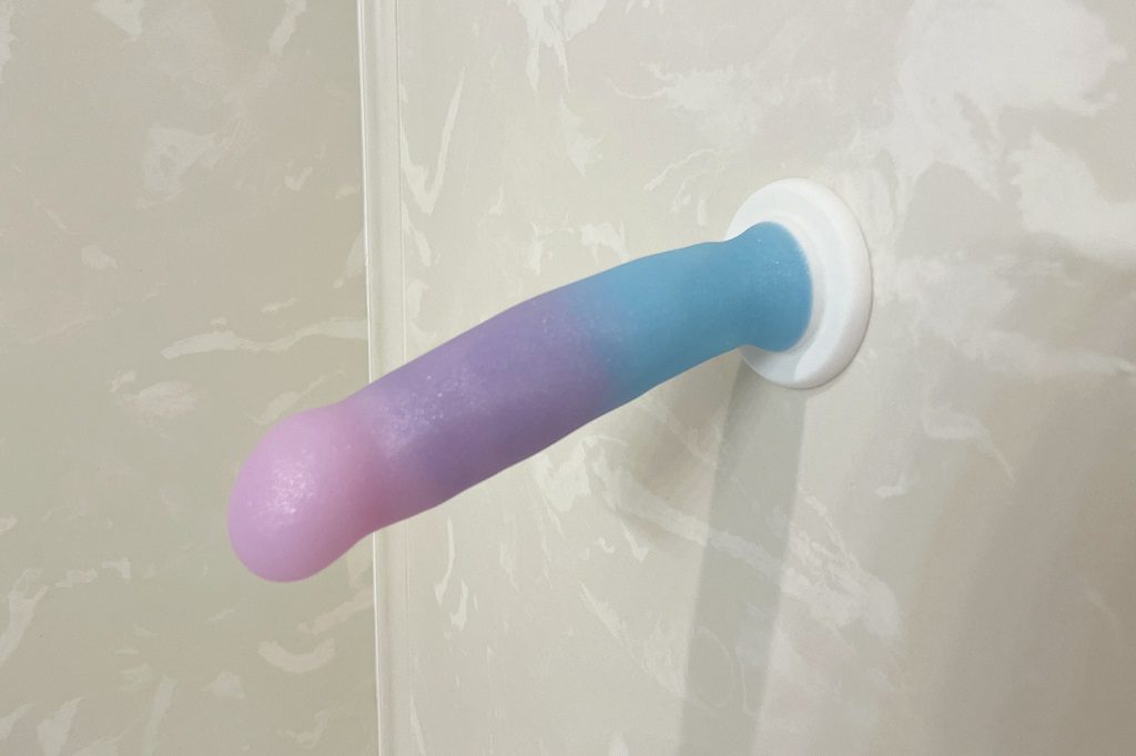 Avant D17 Lucky dildo review, silicone suction cup on shower wall