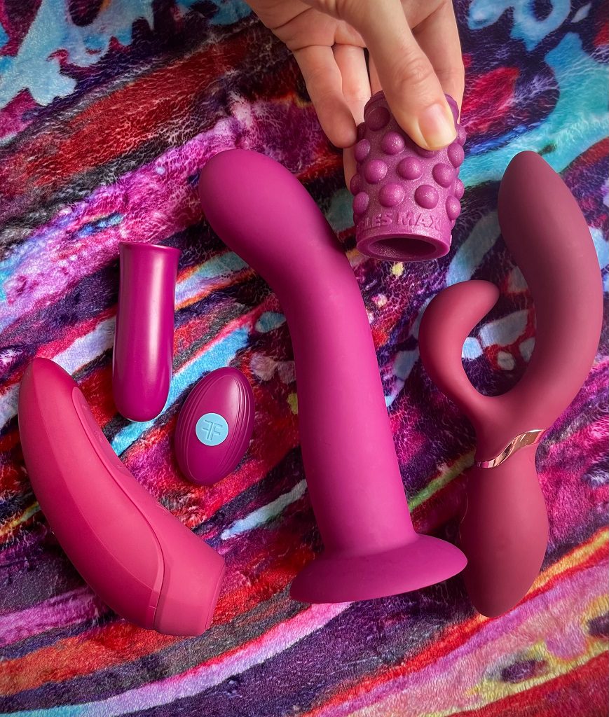 Plum and maroon sex toys - Satisfyer Curvy 1, FemmeFunn Versa bullet n S Sleeve, Oxballs Bubbles Max, Lustful Intimate Massager