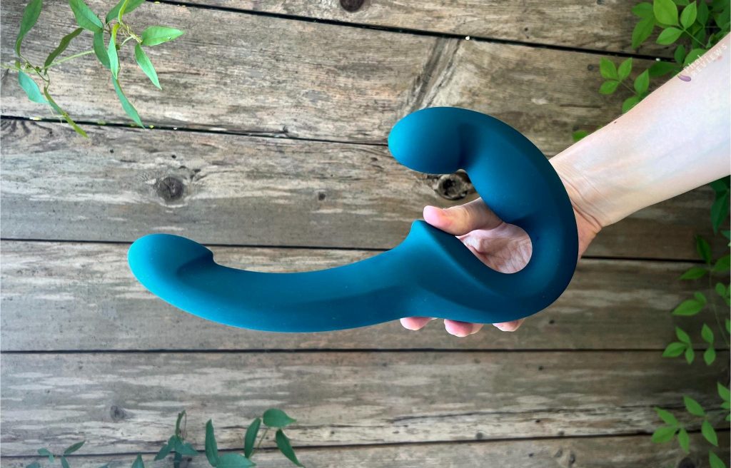 Fun Factory Share Lite review - dildo in hand