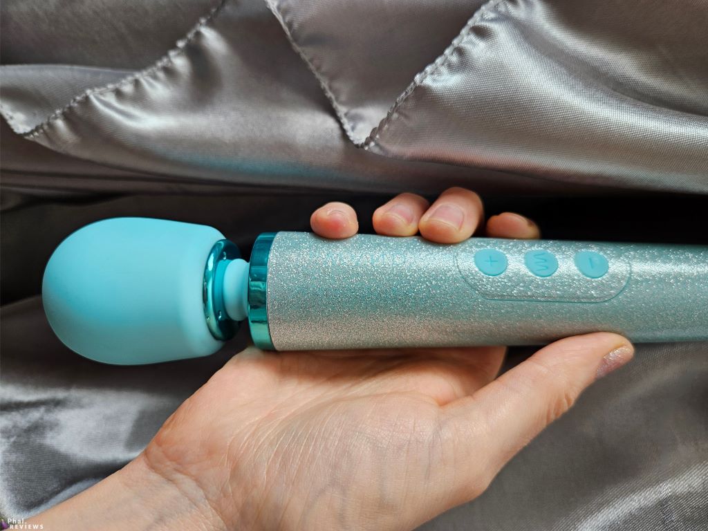Le Wand All That Glimmers vibrator review - sparkly blue in hand