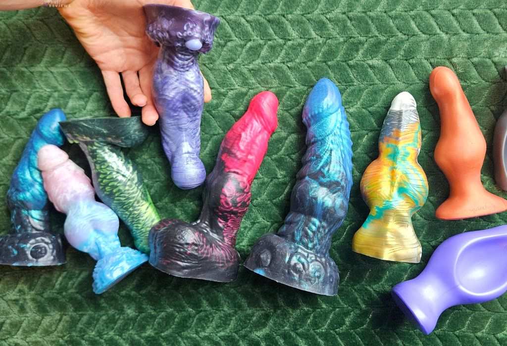 Fantasy silicone dildos with knots