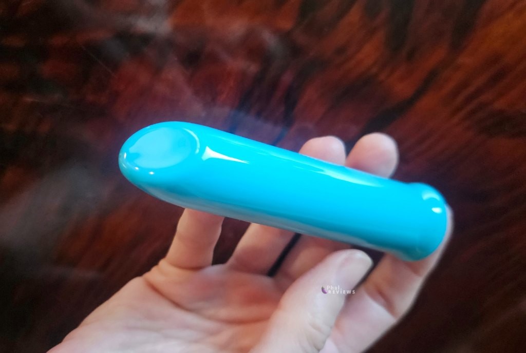 The 4-inch Xara Fiend bullet vibrator resting across tester’s fingers, showing its lightweight, compact design.