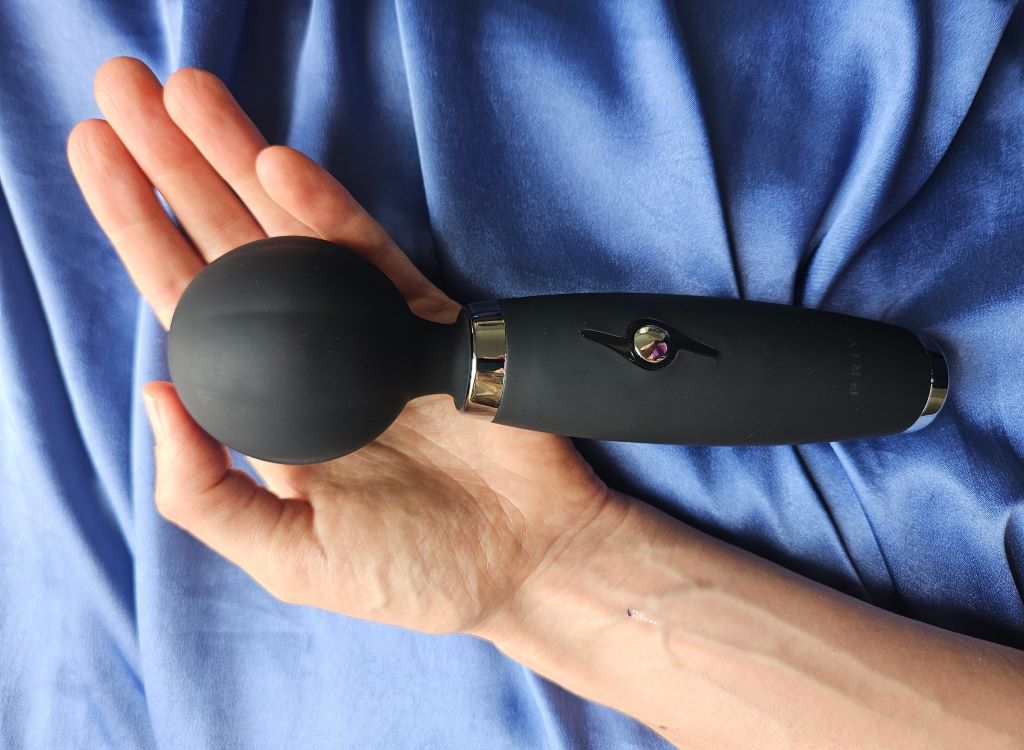 Prive Super Wand massage head size vs. hand