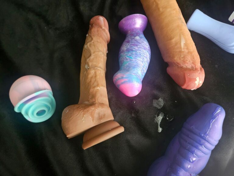 Solina blanket for protecting bedding from stains with silicone sex toys & lubricant