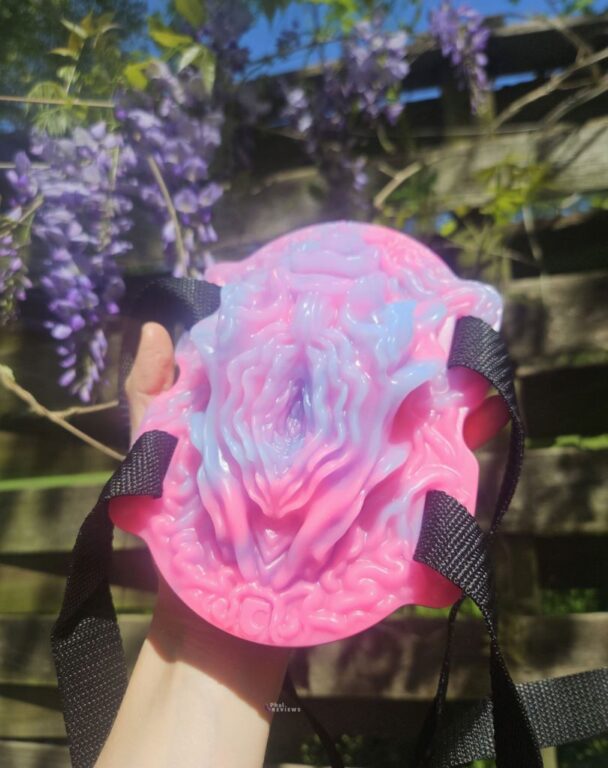Synstyl pussy grinder, soft silicone, in hand