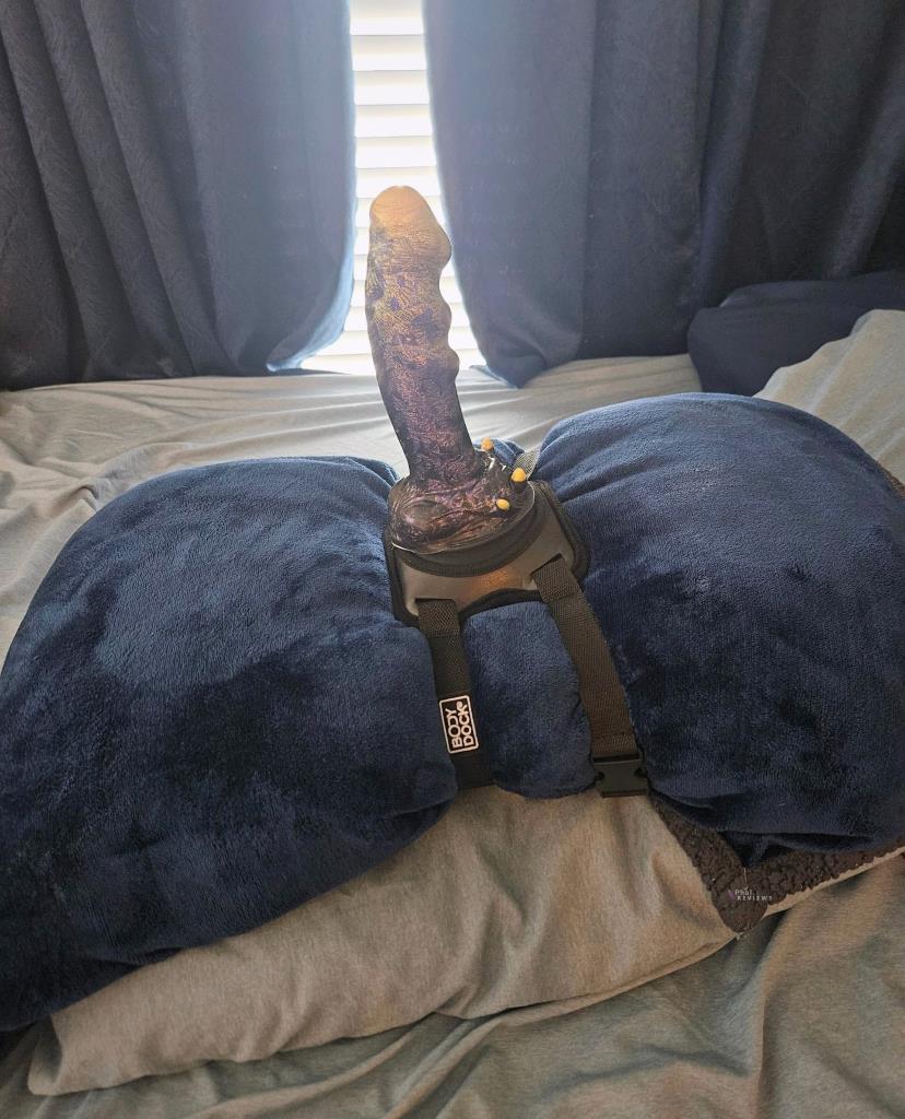 Uberrime Big Damn Alien with dildo mount