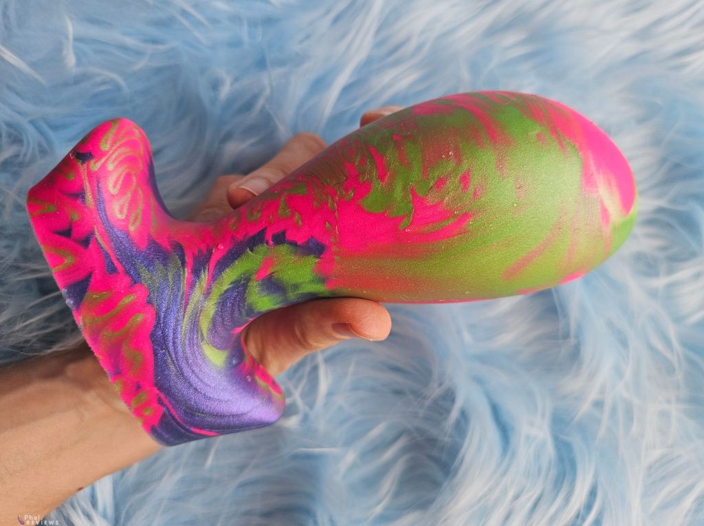 Uberrime Festa vaginal plug marbled silicone in hand