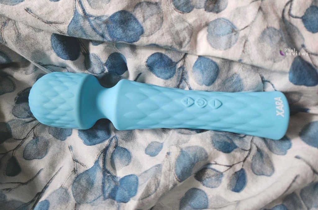 Xara Speed ​​​​​​Wand lying on its side on a blue eucalyptus print sheet
